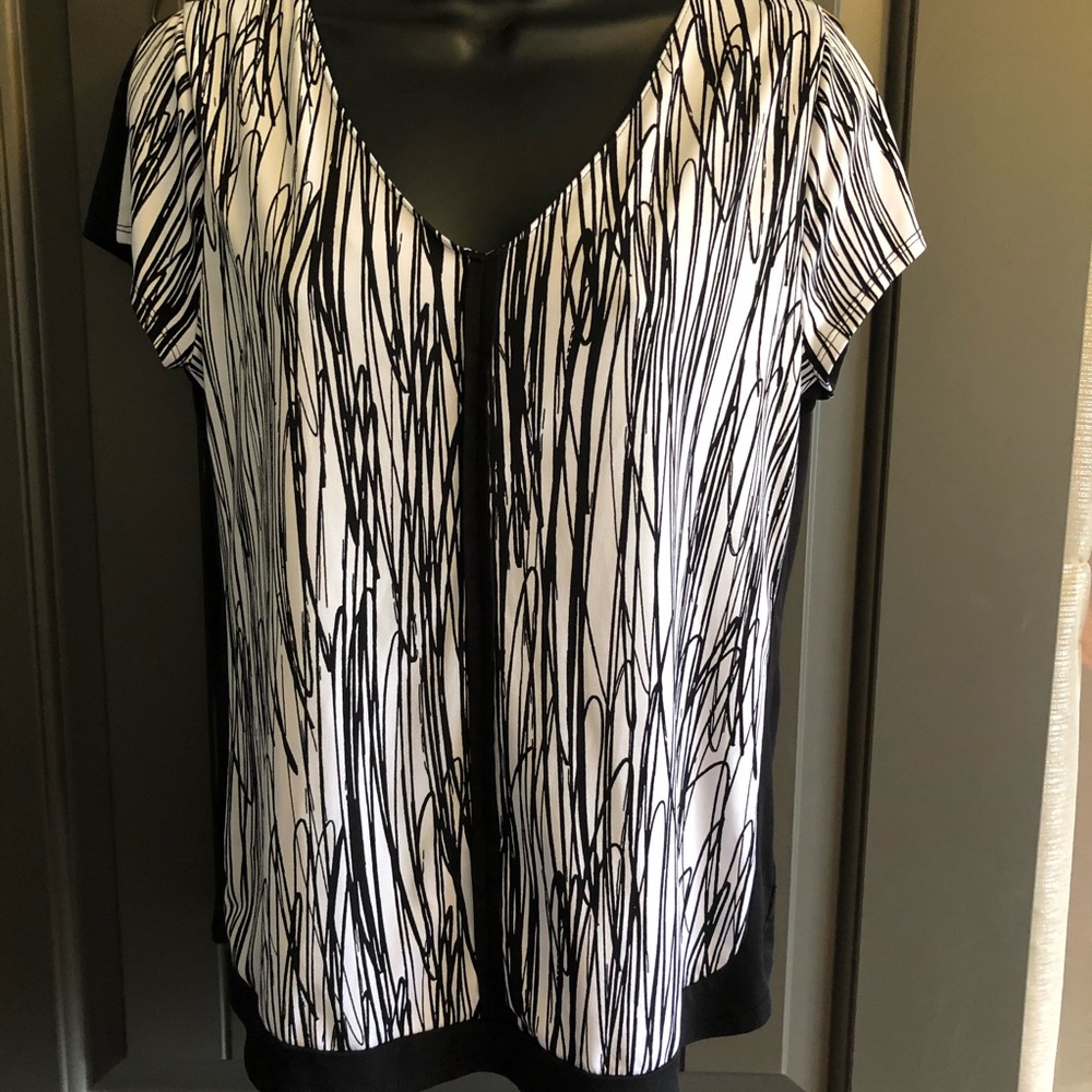 Worthington Black & White Stretchy Short Sleeve